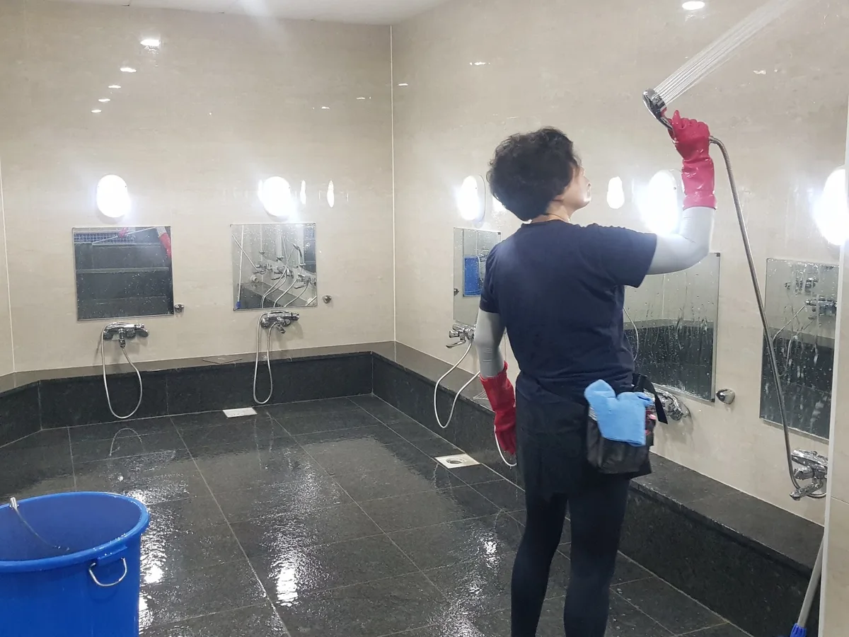 서구 복수동 목욕탕 탈의실·파우더룸 바닥 위생청소 사례 - 행진크린